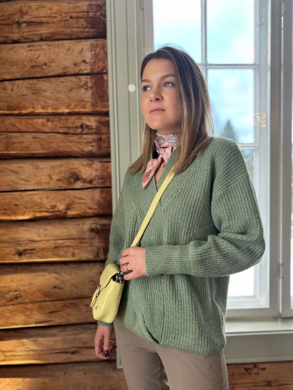 Feline V-Neck Pullover Peppercorn